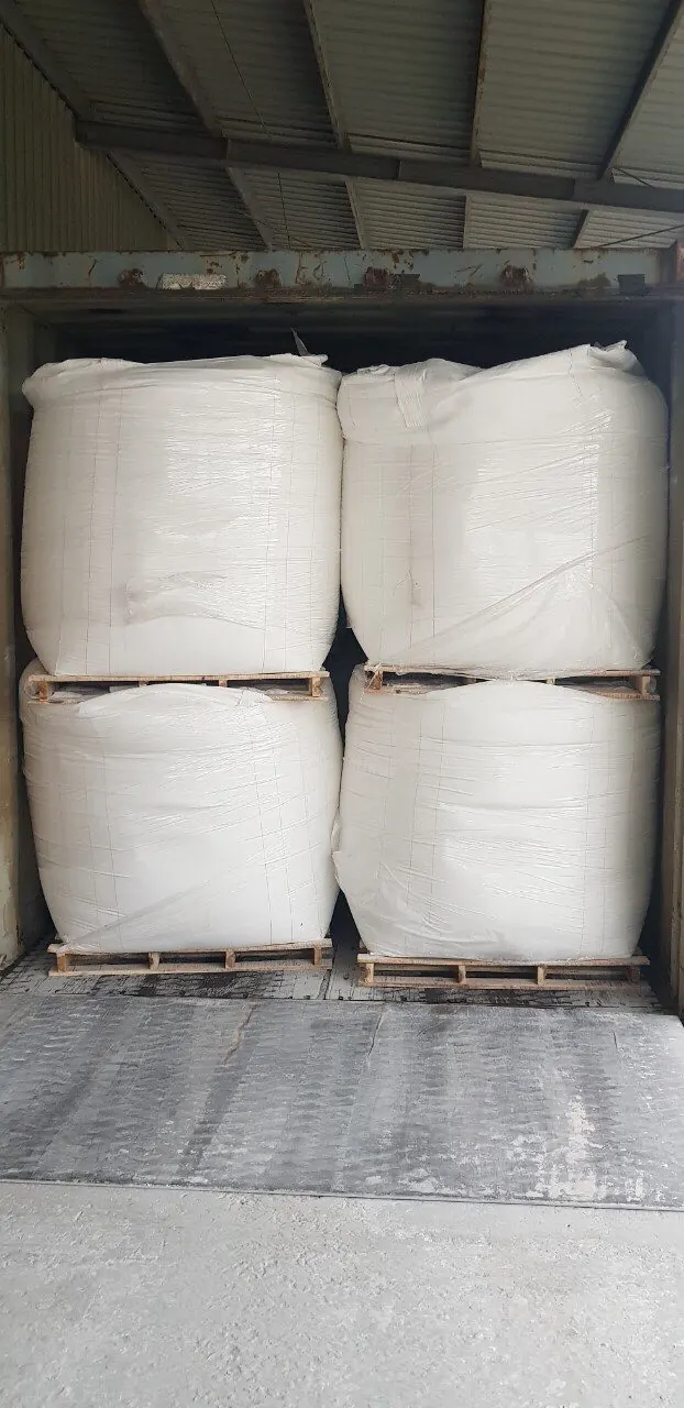 越南碳酸钙粉包装装柜现场 - container-packing-2
