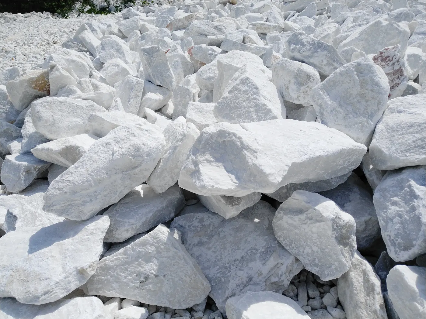 越南钙粉矿山与高白矿石现场 - high-whiteness-stone