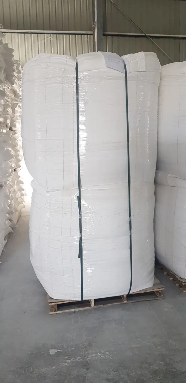 越南碳酸钙粉包装装柜现场 - jumbo-bag-packing-2