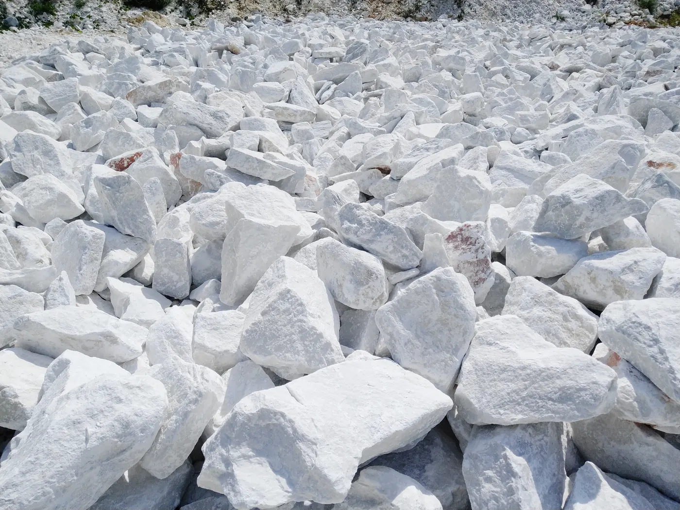 越南钙粉矿山与高白矿石现场 - quarry-yard