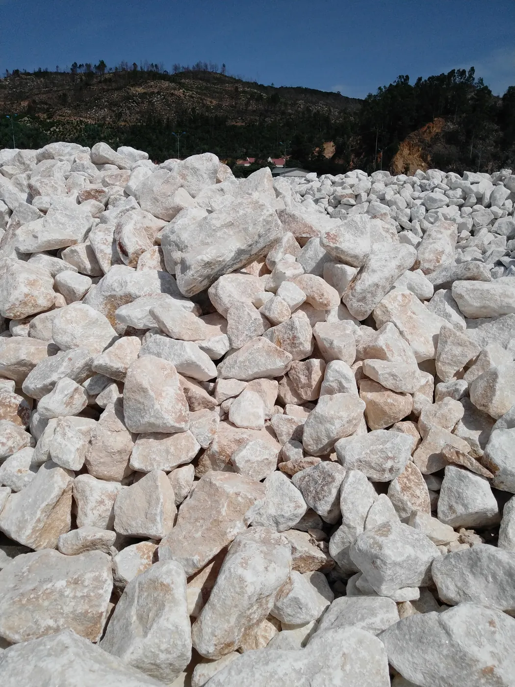 越南钙粉矿山与高白矿石现场 - quarry-yellow-stone